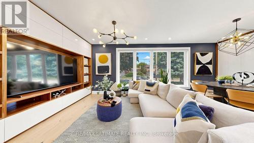 73 Bowerbank Drive, Toronto, ON - Indoor Photo Showing Living Room