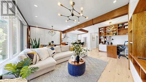 73 Bowerbank Drive, Toronto, ON - Indoor Photo Showing Living Room