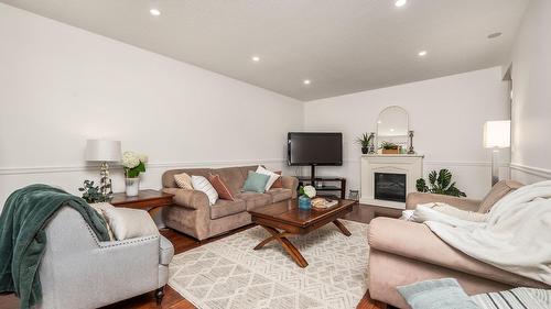 1175 Neptune Road, Kelowna, BC - Indoor Photo Showing Living Room With Fireplace