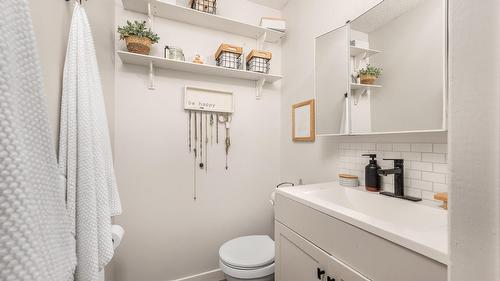 1175 Neptune Road, Kelowna, BC - Indoor Photo Showing Bathroom