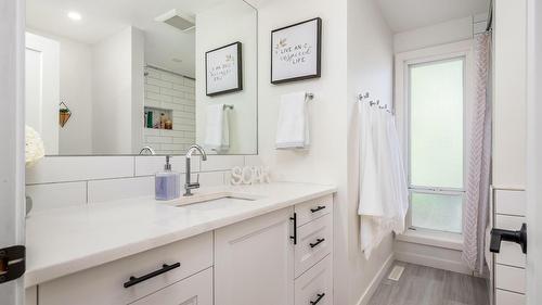 1175 Neptune Road, Kelowna, BC - Indoor Photo Showing Bathroom
