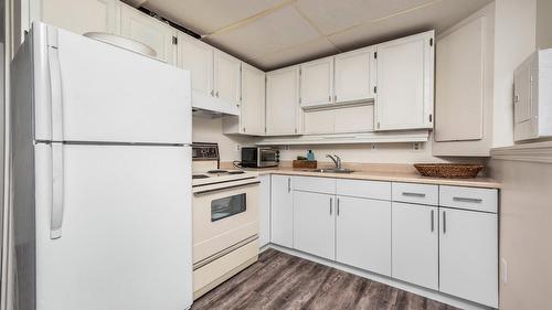 1175 Neptune Road, Kelowna, BC - Indoor Photo Showing Kitchen