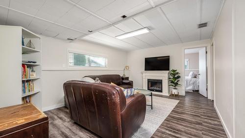 1175 Neptune Road, Kelowna, BC - Indoor With Fireplace