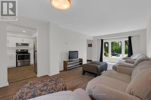 468 Grove Street E, Barrie, ON - Indoor Photo Showing Living Room
