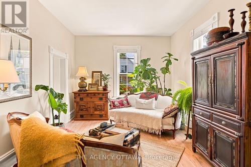 A & B - 33 Napoleon Street, Carleton Place, ON - Indoor Photo Showing Living Room