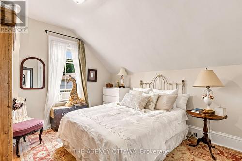 A & B - 33 Napoleon Street, Carleton Place, ON - Indoor Photo Showing Bedroom