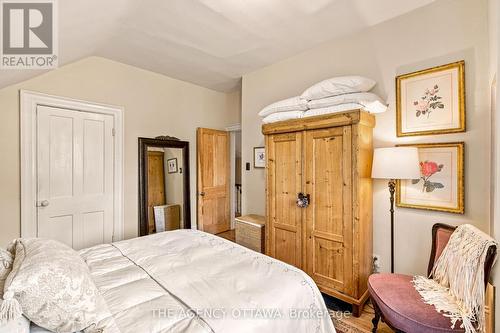 A & B - 33 Napoleon Street, Carleton Place, ON - Indoor Photo Showing Bedroom