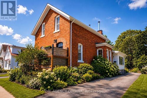 A & B - 33 Napoleon Street, Carleton Place, ON - Outdoor