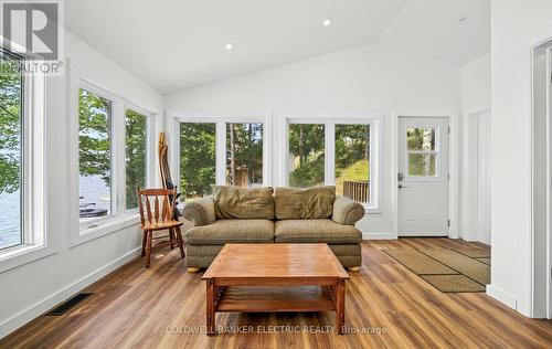 254 Fire Route 89C, Havelock-Belmont-Methuen, ON - Indoor Photo Showing Living Room