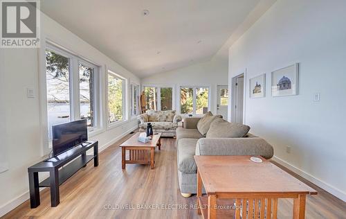 254 Fire Route 89C, Havelock-Belmont-Methuen, ON - Indoor Photo Showing Living Room