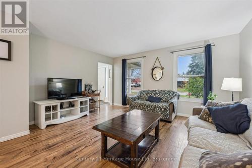 653 Perry Street, Centre Wellington (Fergus), ON - Indoor Photo Showing Living Room