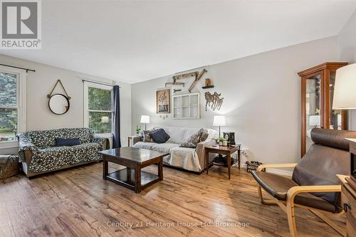653 Perry Street, Centre Wellington (Fergus), ON - Indoor Photo Showing Living Room