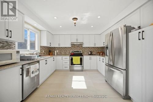 23 Newbury Crescent, Brampton, ON - Indoor Photo Showing Kitchen With Upgraded Kitchen