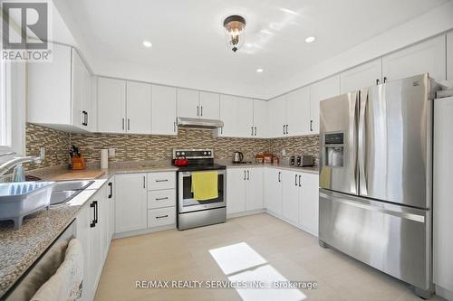 23 Newbury Crescent, Brampton, ON - Indoor Photo Showing Kitchen With Double Sink With Upgraded Kitchen