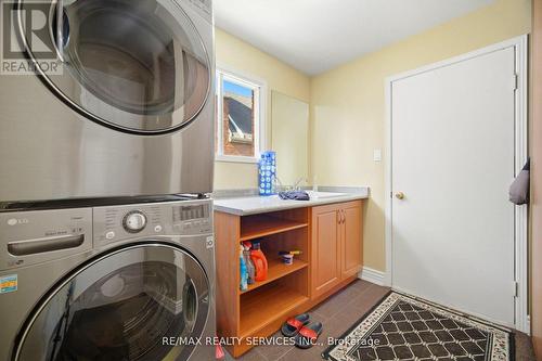 23 Newbury Crescent, Brampton, ON - Indoor Photo Showing Laundry Room