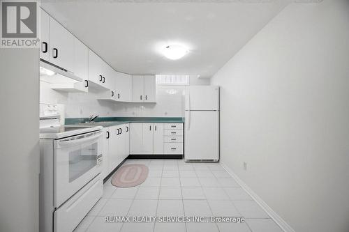 23 Newbury Crescent, Brampton, ON - Indoor Photo Showing Kitchen