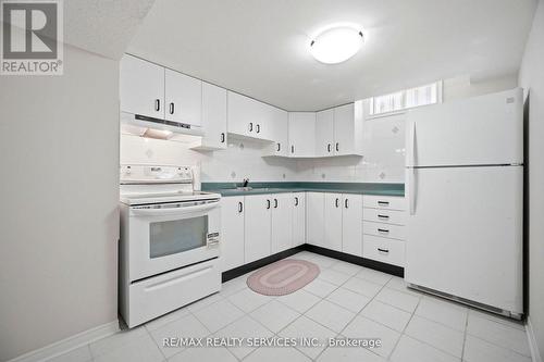 23 Newbury Crescent, Brampton, ON - Indoor Photo Showing Kitchen