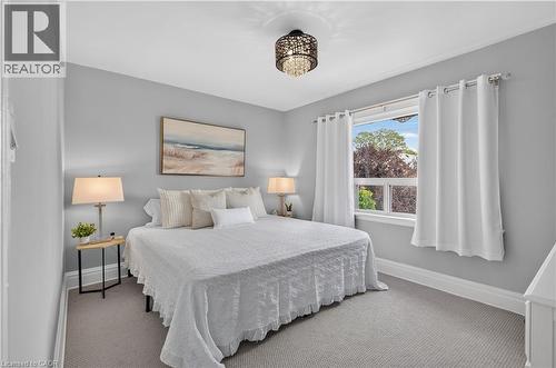 147 Melrose Avenue N, Hamilton, ON - Indoor Photo Showing Bedroom