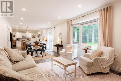 Living room - 55 Forest Hill Crescent, Pelham (Fonthill), ON - Indoor Photo Showing Living Room