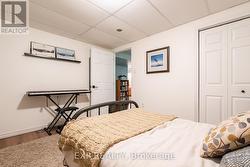 Basement bedroom with 2 closets - 