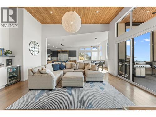 9815 Beacon Hill Crescent, Lake Country, BC - Indoor Photo Showing Living Room