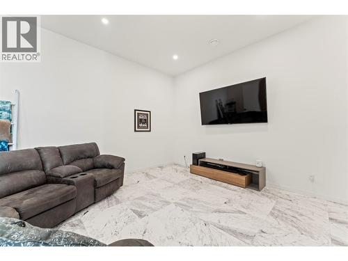 9815 Beacon Hill Crescent, Lake Country, BC - Indoor Photo Showing Living Room