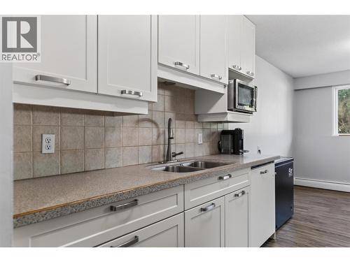 40 Ridgemont Avenue Unit# 101, Fernie, BC - Indoor Photo Showing Kitchen With Double Sink