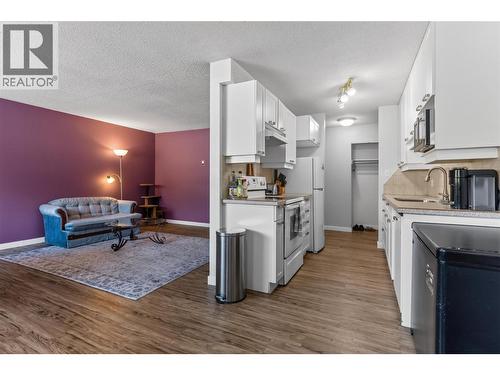 40 Ridgemont Avenue Unit# 101, Fernie, BC - Indoor Photo Showing Kitchen
