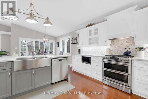 5 Hickory Court, Brighton, ON - Indoor Photo Showing Kitchen With Double Sink With Upgraded Kitchen