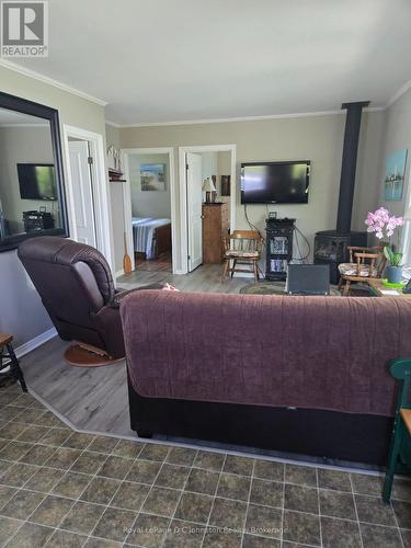 499 Bruce Road 13 Road, Native Leased Lands, ON - Indoor Photo Showing Living Room