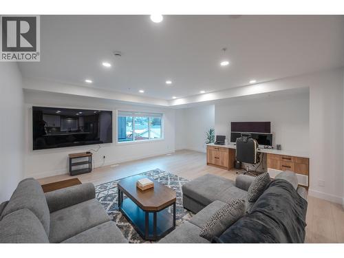 10615 Elliott Street Unit# 109, Summerland, BC - Indoor Photo Showing Living Room