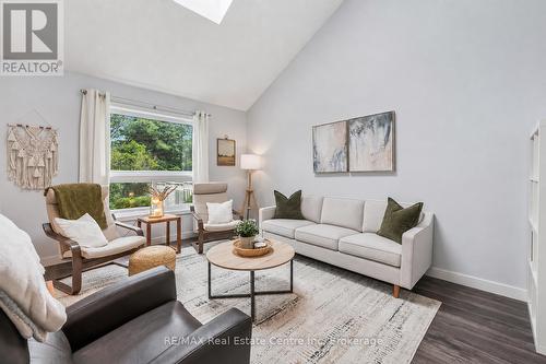 20 Pratt Place, Cambridge, ON - Indoor Photo Showing Living Room
