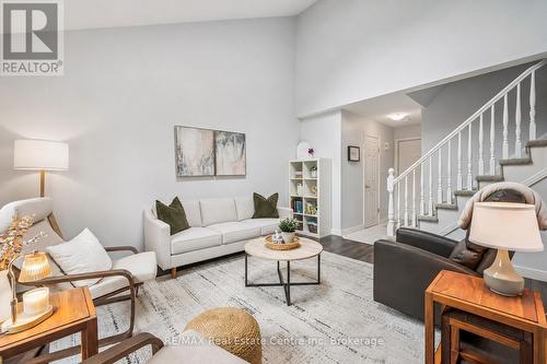 20 Pratt Place, Cambridge, ON - Indoor Photo Showing Living Room
