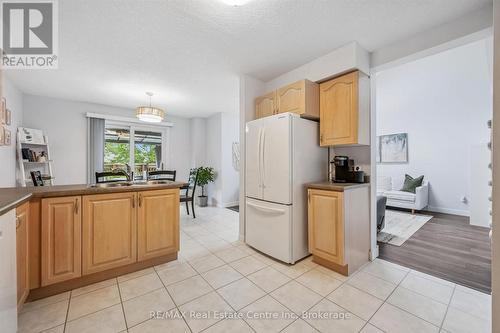 20 Pratt Place, Cambridge, ON - Indoor Photo Showing Kitchen