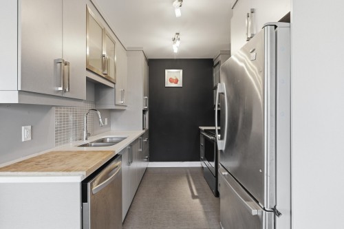 Kitchen - 7555 Boul. Cousineau, Longueuil (Saint-Hubert), QC - Indoor Photo Showing Kitchen With Double Sink With Upgraded Kitchen