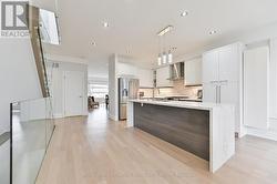 Waterfall island / breakfast bar - 