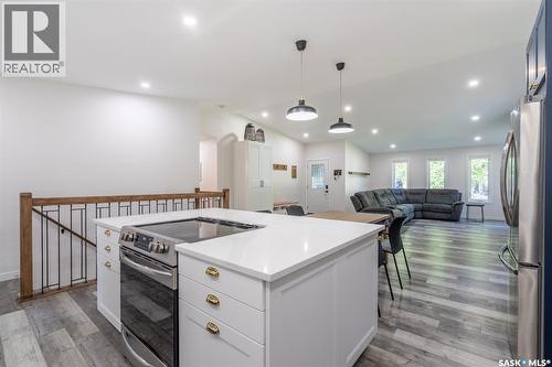 1262 James Crescent, Regina, SK - Indoor Photo Showing Kitchen With Upgraded Kitchen