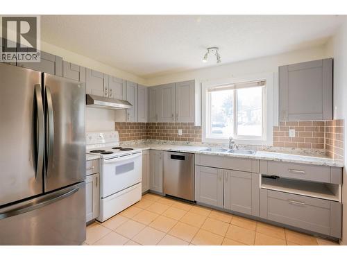 1605 Summit Drive Unit# 17, Kamloops, BC - Indoor Photo Showing Kitchen With Double Sink