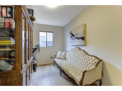 687 Barnaby Road, Kelowna, BC - Indoor