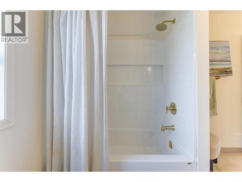 687 Barnaby Road, Kelowna, BC - Indoor Photo Showing Bathroom
