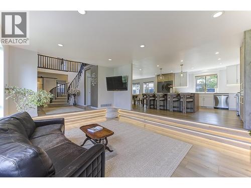 687 Barnaby Road, Kelowna, BC - Indoor Photo Showing Living Room