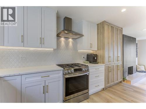 687 Barnaby Road, Kelowna, BC - Indoor Photo Showing Kitchen