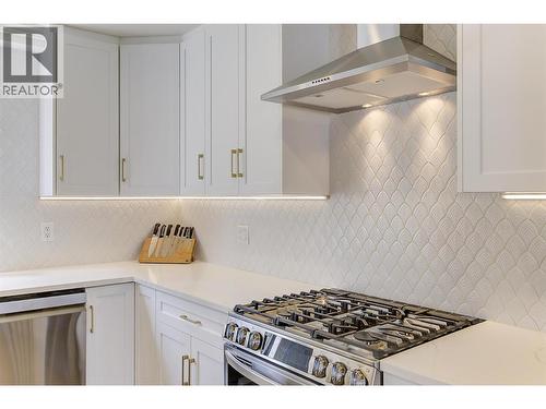 687 Barnaby Road, Kelowna, BC - Indoor Photo Showing Kitchen With Upgraded Kitchen
