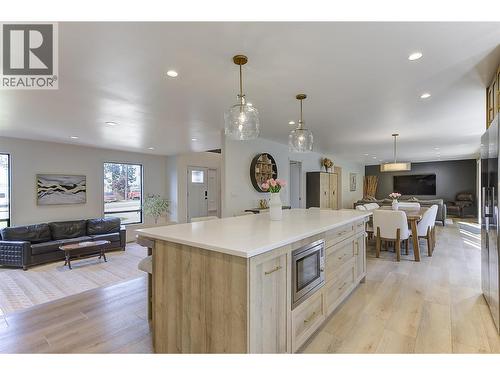 687 Barnaby Road, Kelowna, BC - Indoor