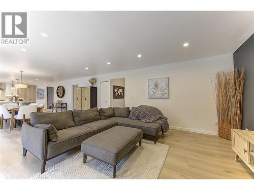 687 Barnaby Road, Kelowna, BC - Indoor Photo Showing Living Room