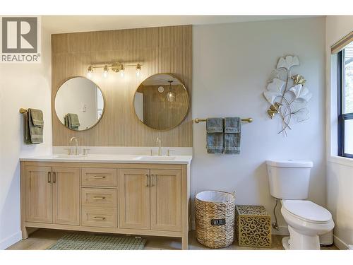 687 Barnaby Road, Kelowna, BC - Indoor Photo Showing Bathroom