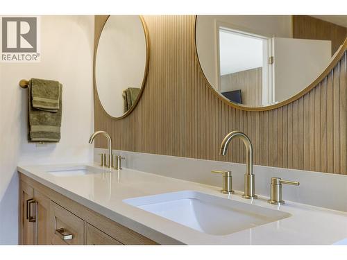 687 Barnaby Road, Kelowna, BC - Indoor Photo Showing Bathroom