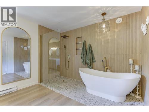 687 Barnaby Road, Kelowna, BC - Indoor Photo Showing Bathroom