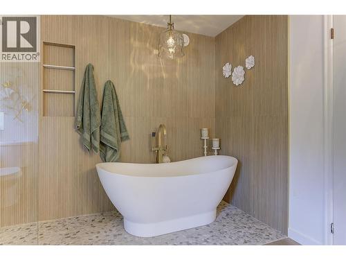 687 Barnaby Road, Kelowna, BC - Indoor Photo Showing Bathroom