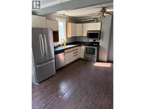 626 Hendry Street, Trail, BC - Indoor Photo Showing Kitchen
